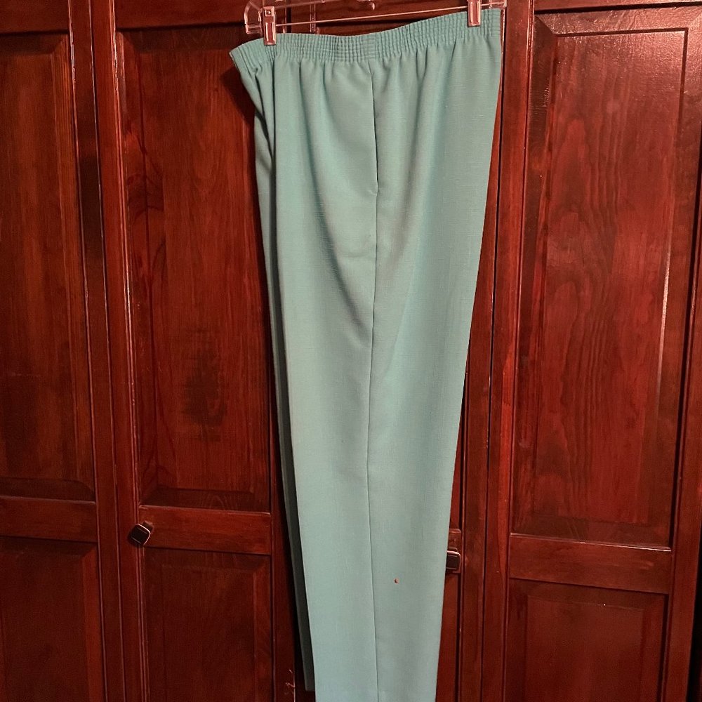 Very Nice "Allison Daley" Green Pants